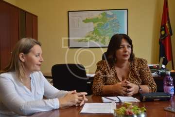 Firma del convenio de cesión de una vivienda municipal a A tí mujer (Foto TA)